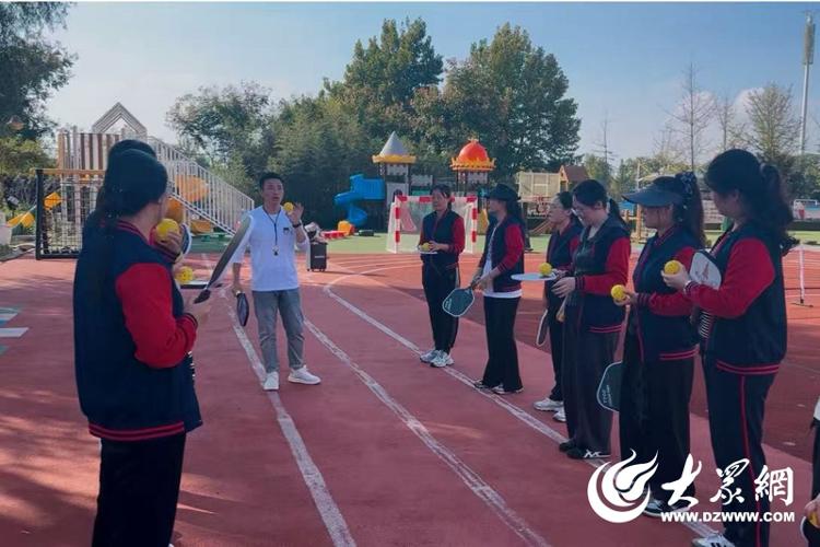 掌声与笑声, 展现了浓厚 掌声与笑声, 展现了浓厚